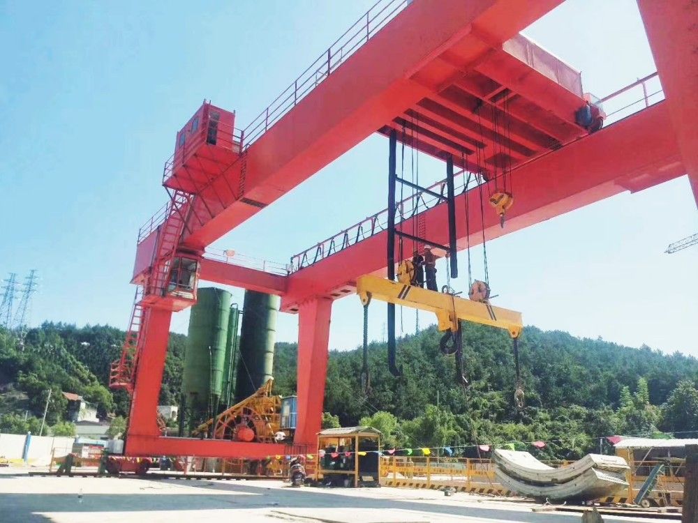 U型地铁翻渣吊钩门式起重机 (2)