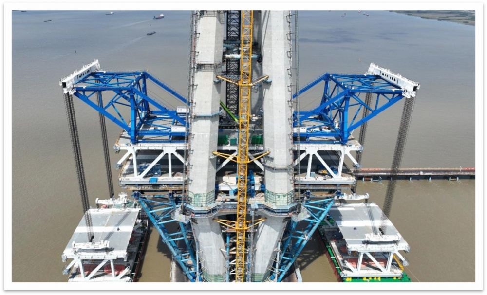 中交二航局 2台1800T桥面吊机（常泰大桥）